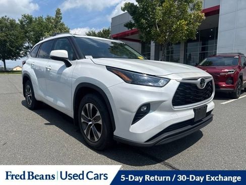 Used 2022 Toyota Highlander XLE AWD/4WD image 1