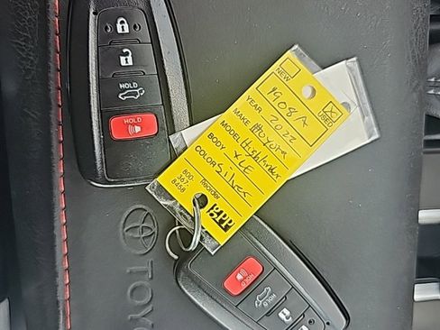 Used 2022 Toyota Highlander XLE image 26