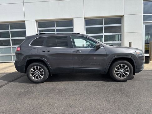 Used 2019 Jeep Cherokee Latitude Plus w/ Cold Weather Group AWD/4WD image 3