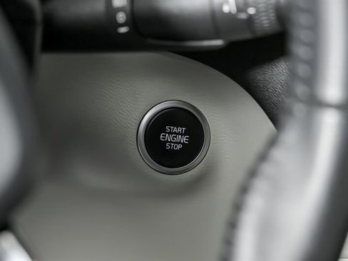 Used 2019 Volvo XC40 T4 Momentum image 29