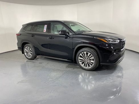 New 2026 Toyota Highlander Platinum image 3