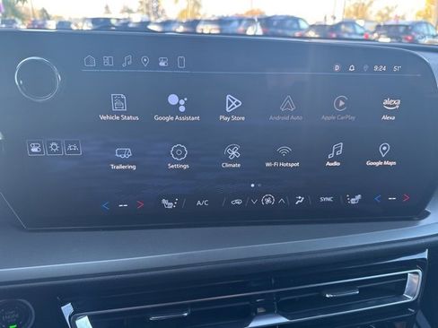 Used 2025 Chevrolet Traverse LT image 32