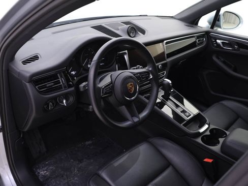 Certified 2024 Porsche Macan image 4
