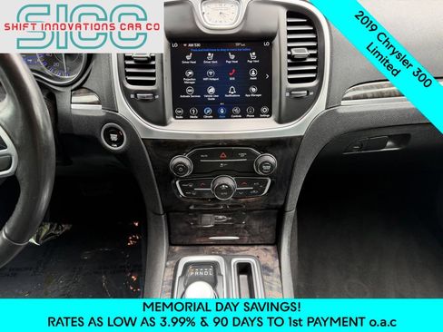 Used 2019 Chrysler 300 Limited RWD image 11