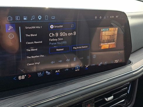 Used 2025 Chevrolet Suburban Premier AWD/4WD image 18