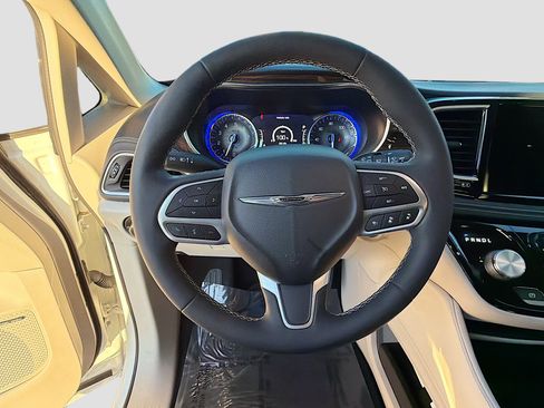 Used 2022 Chrysler Pacifica Limited image 39