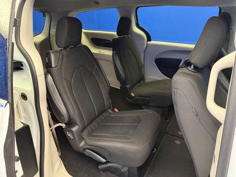 Used 2017 Chrysler Pacifica Touring FWD image 27