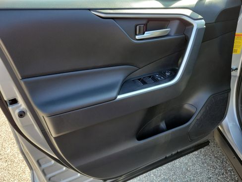 Used 2025 Toyota RAV4 XLE FWD image 16
