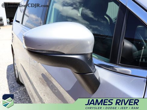 Used 2023 Chrysler Pacifica Touring-L FWD image 11