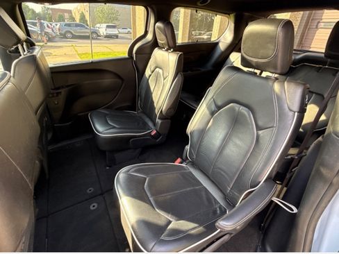 Used 2025 Chrysler Pacifica Limited FWD image 16