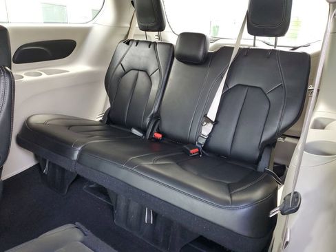 Used 2024 Chrysler Pacifica Touring-L FWD image 11
