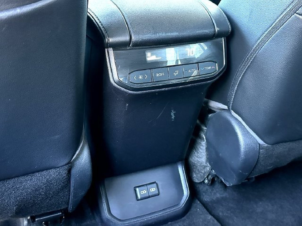 Used 2023 Toyota Highlander XLE FWD image 22