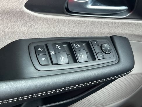 Used 2024 Chrysler Pacifica Touring-L FWD image 22