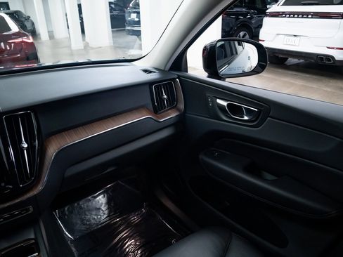 Used 2023 Volvo XC60 B5 Plus image 11