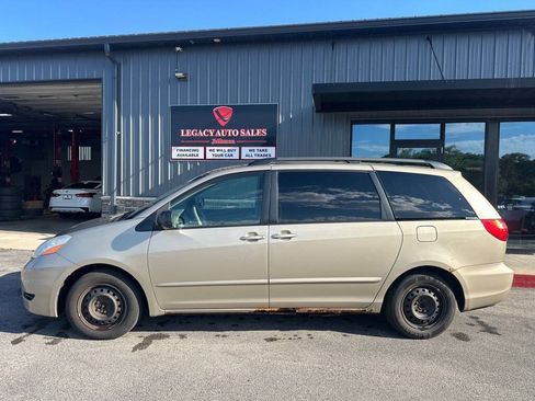 Used 2009 Toyota Sienna LE FWD image 2