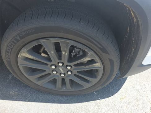 Used 2023 GMC Acadia SLE w/ Driver Convenience Package FWD image 4