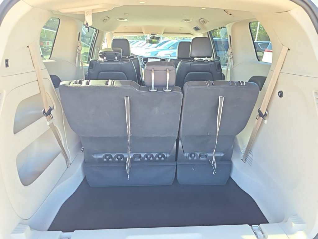 Used 2023 Chrysler Pacifica Touring-L FWD image 15