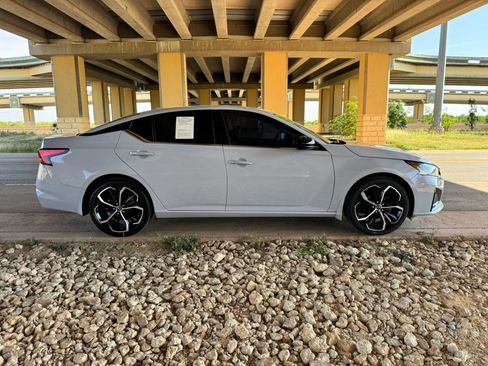 Used 2025 Nissan Altima 2.5 SR FWD image 2