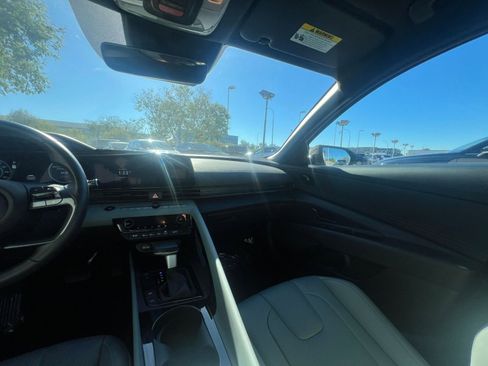 Used 2025 Hyundai Elantra Limited image 35