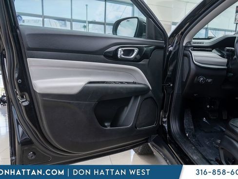 Used 2022 Jeep Compass Limited AWD/4WD image 13