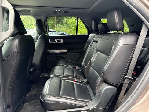Used 2021 Ford Explorer XLT w/ Equipment Group 202A AWD/4WD image 31