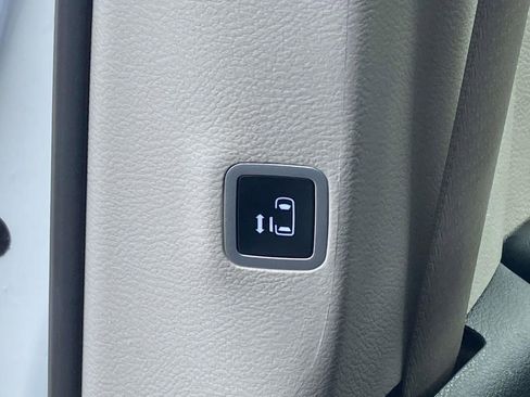 Used 2023 Chrysler Pacifica Touring-L FWD image 19
