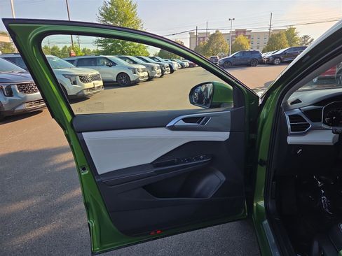 New 2025 Volkswagen Taos SEL image 11