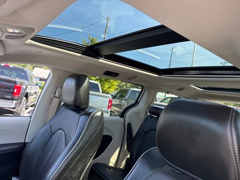 Used 2018 Chrysler Pacifica Limited FWD image 20