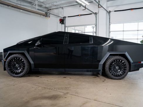 Used 2024 Tesla Cybertruck AWD Crew Cab image 15