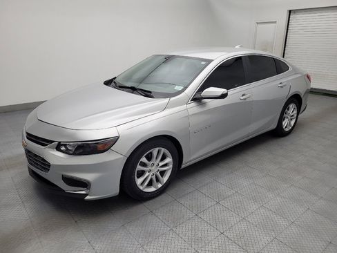 Used 2018 Chevrolet Malibu LT FWD image 2