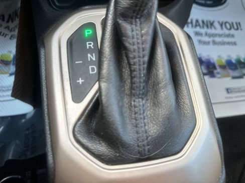 Used 2017 Jeep Renegade Latitude FWD image 8