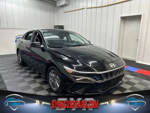 Used 2025 Hyundai Elantra Hybrid FWD image 1