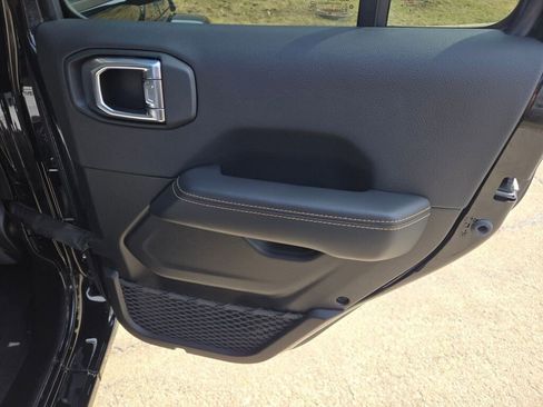 Used 2025 Jeep Wrangler Unlimited Sahara w/ Safety Group image 8