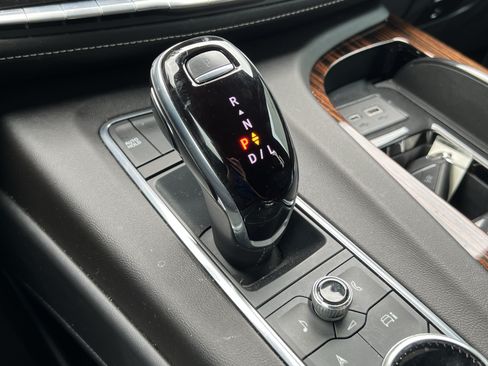 Used 2022 Cadillac Escalade Luxury w/ LPO, Illumination Package AWD/4WD image 24