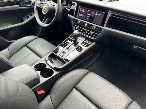 Used 2025 Porsche Macan AWD/4WD image 18