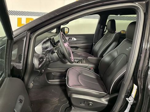 New 2026 Chrysler Pacifica Limited image 14