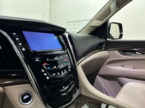 Used 2019 Cadillac Escalade Luxury AWD/4WD image 35
