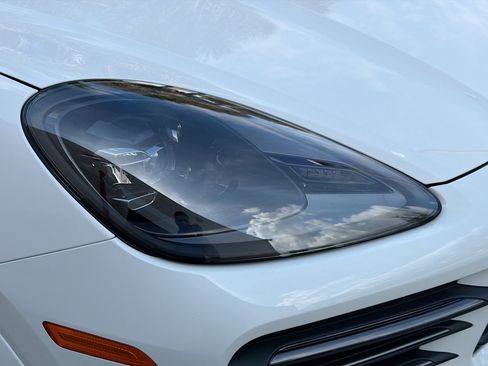 Used 2023 Porsche Cayenne Platinum Edition image 35