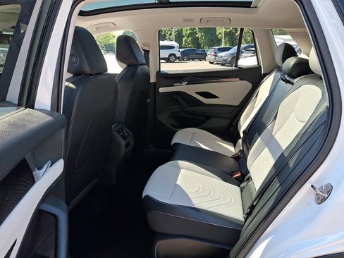 Used 2025 Volkswagen Tiguan SE w/ Panoramic Sunroof Package AWD/4WD image 10