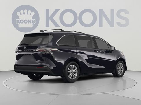 Used 2023 Toyota Sienna XLE AWD/4WD image 4