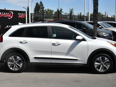 Used 2022 Kia Niro EX FWD image 9
