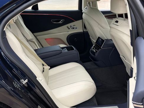 Used 2022 Bentley Flying Spur Plug-In Hybrid image 34