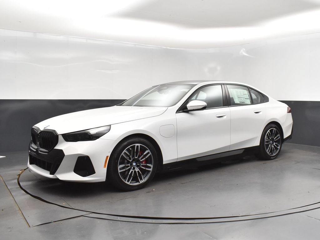 Used 2026 BMW 550e xDrive w/ Premium Package AWD/4WD image 3