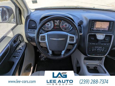Used 2011 Chrysler Town & Country Limited image 15