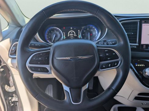 Used 2022 Chrysler Pacifica Touring-L image 22