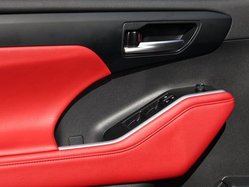 Used 2024 Toyota Highlander XSE image 27