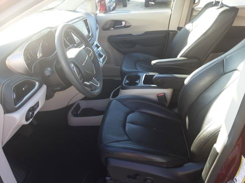 Used 2022 Chrysler Pacifica Touring-L w/ Uconnect Theater Family Group image 10
