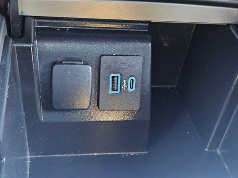 Used 2023 Ford Explorer XLT image 31