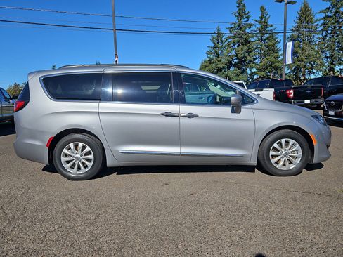 Used 2017 Chrysler Pacifica Touring-L image 6