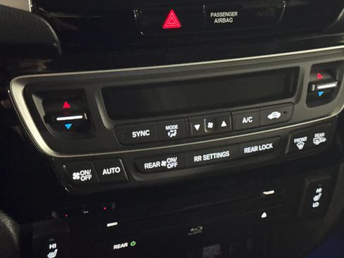 Used 2018 Honda Pilot Touring image 18
